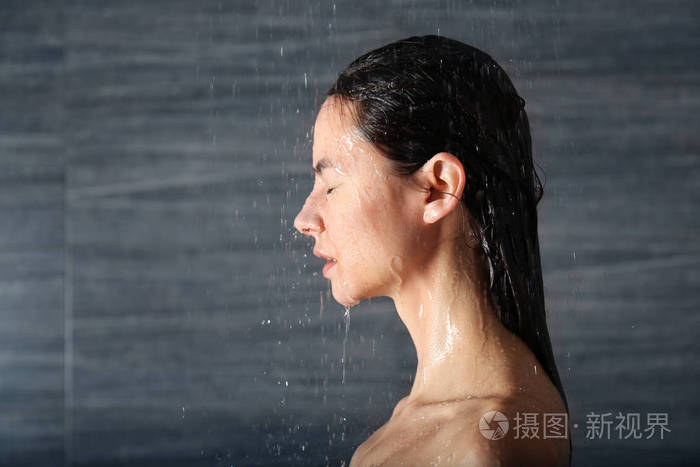 在家洗澡的女人