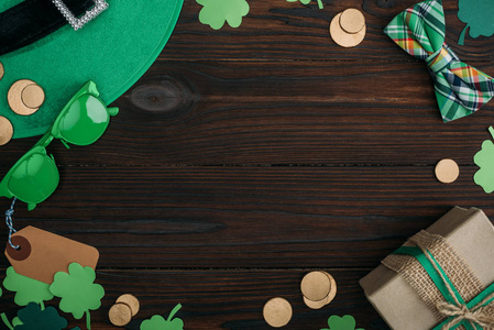 木桌上的金币礼盒和绿色配件的顶部视图