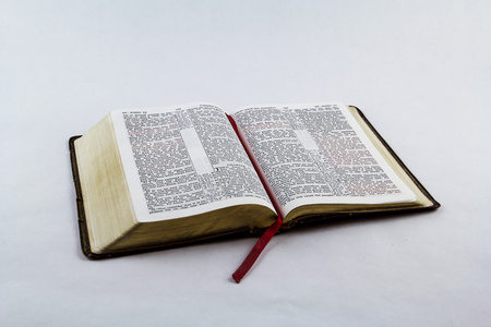 打开在白色背景上的圣经照片