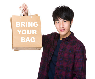 亚洲人举行购物袋