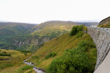 格罗斯格洛克纳高山公路Hochalpenstras的雾景