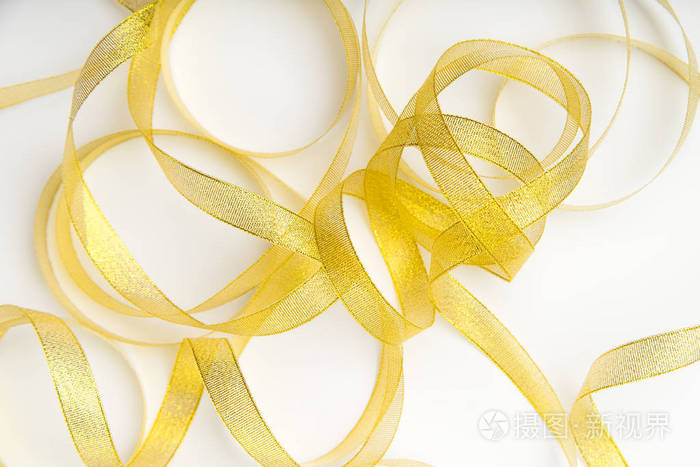白色背景螺旋上闪亮的金色丝带缠绕