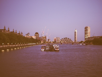 看在伦敦泰晤士河畔的复古图片