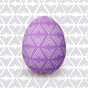 复活节紫色的蛋。装饰喜庆的鸡蛋与简单的抽象装饰。孤立