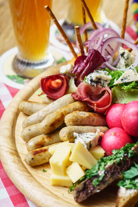 慕尼黑啤酒节开胃菜与肉和蔬菜