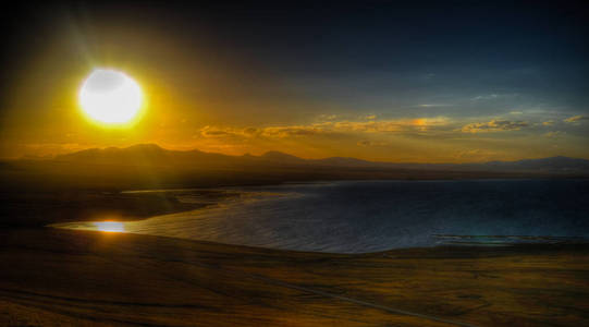 宋库尔湖在日落吉尔吉斯斯坦的全景