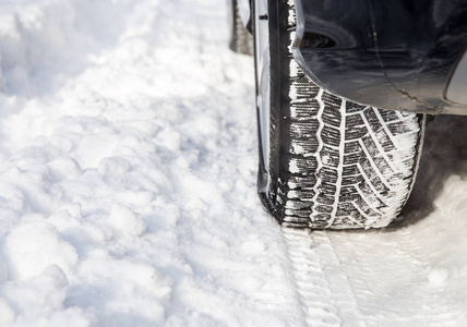 冬季在森林公路上驾驶 Suv 车多雪