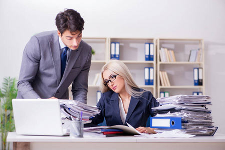 老板给他的助理秘书带来额外的工作照片