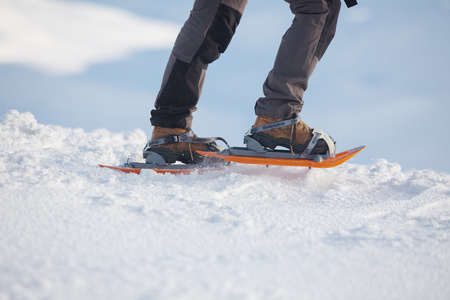 在喀尔巴阡山冬季雪地行走