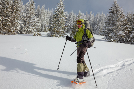 在喀尔巴阡山冬季雪地行走