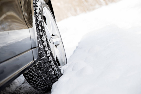 冬季在森林公路上驾驶 Suv 车多雪