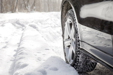 冬季在森林公路上驾驶 Suv 车多雪