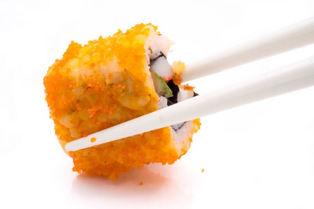 寿司, 日本料理, 加利福尼亚卷用筷子在白色背景上