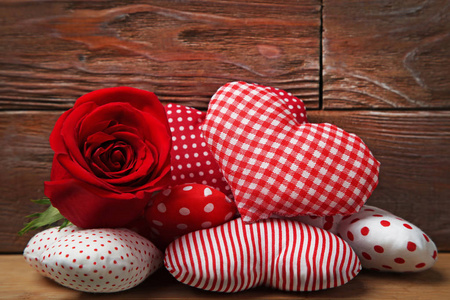 爱的心与红玫瑰在木桌上