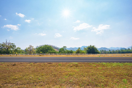 沥青道路及田园风光