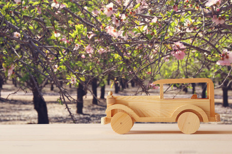 在木桌的老式木制玩具车。怀旧和简单的概念