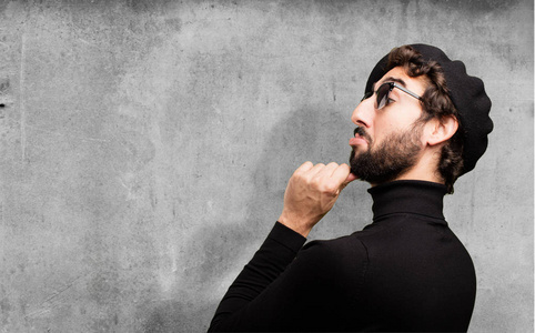 年轻的法国艺术家思考照片