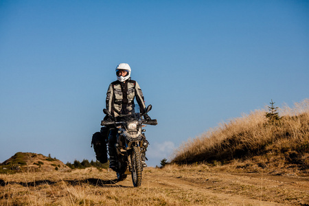 Motorbiker 在深山秋色旅行