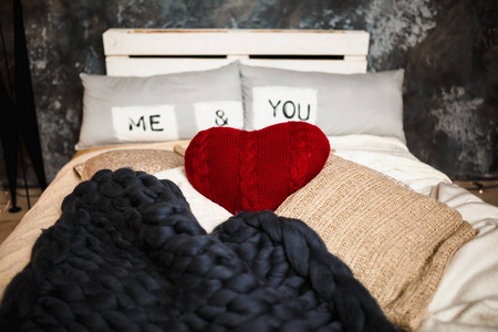浪漫室内阁楼风格情人节与床 枕头和心