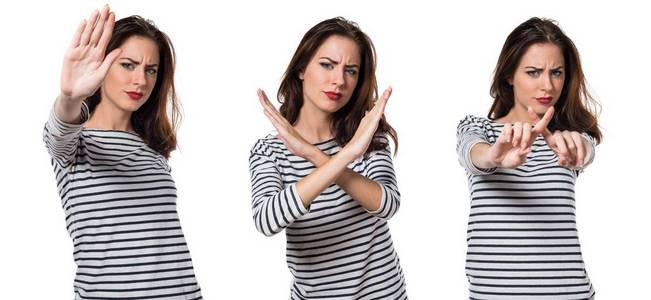 年轻漂亮的女孩做没有手势照片