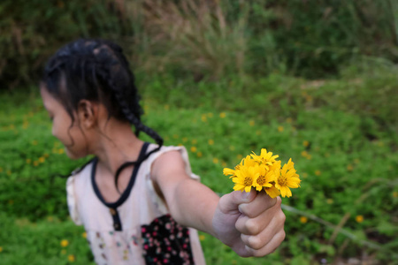 黄色的花泰国可爱的小女孩