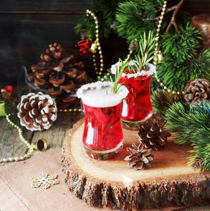 玻璃的热葡萄酒为新的一年来做饭 坚果 圣诞装饰品的成分