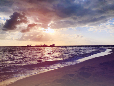 海日落背景。惊人的海日落日落海图片。日落海浪。夏日日落