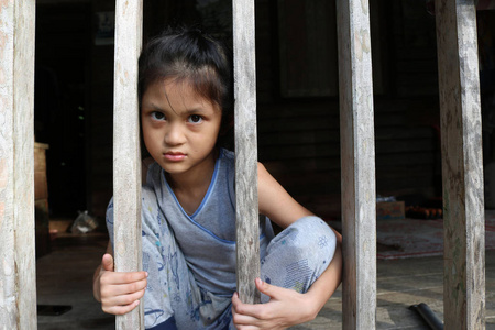 当地的房子亚洲女孩在当地的房子照片