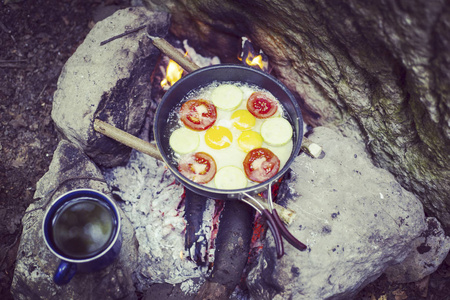 在暑期夏令营篝火烹饪早餐图片