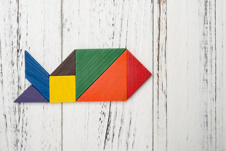 木七巧板形状像鲸鱼与复制空间照片