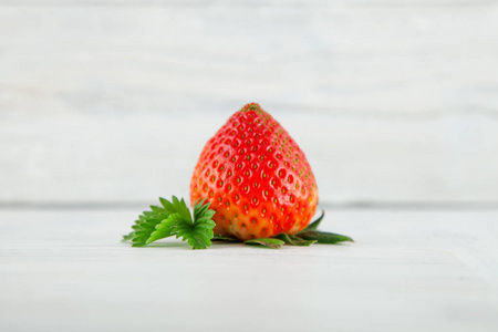 新鲜成熟的草莓在破旧别致的白色木盘子厨房桌可以作为背景