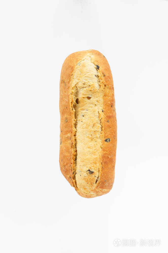 在白色背景顶视图上的椭圆形面包欧洲面包条的小麦面粉加橄榄切片