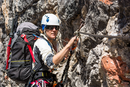 通过 ferrata 路线的女性登山者