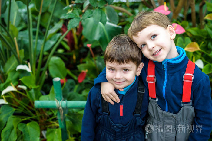 两个男孩, 兄弟姐妹, 兄弟和最好的朋友微笑的肖像.拥抱的朋友