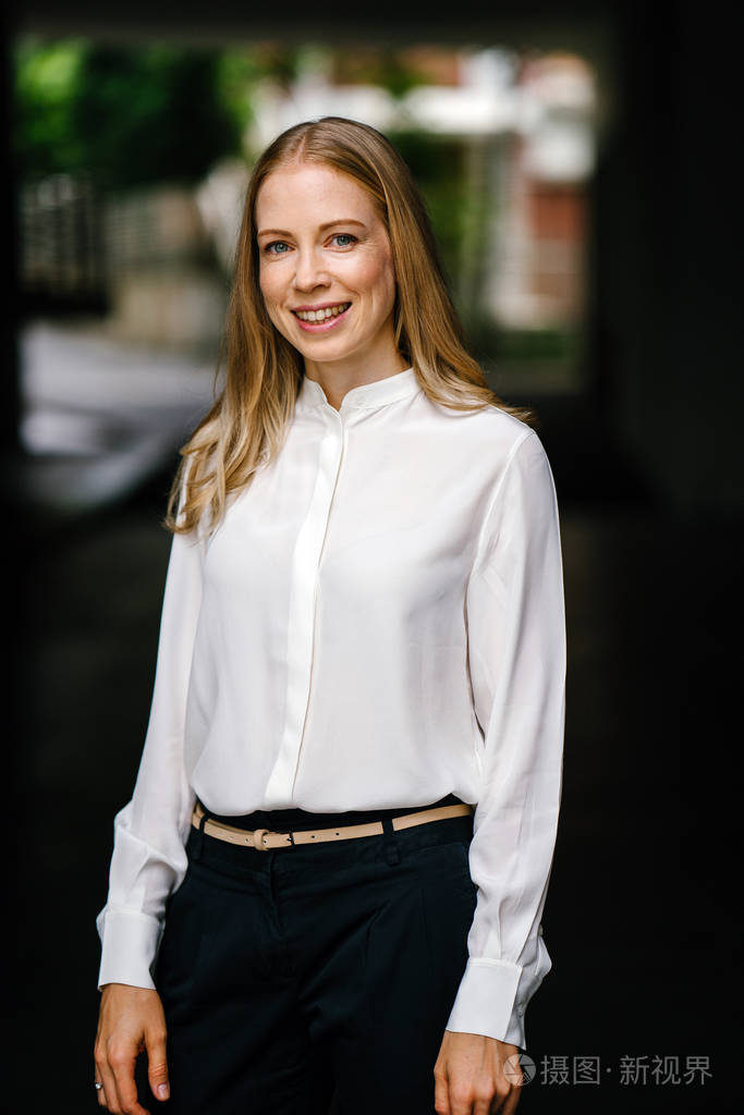 一个有吸引力, 成熟的白种人职业女性的肖像在亚洲的外籍人士.