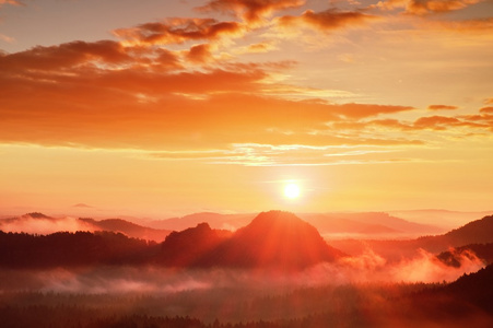 红色的薄雾破晓.在美丽的山雾秋天的早晨.