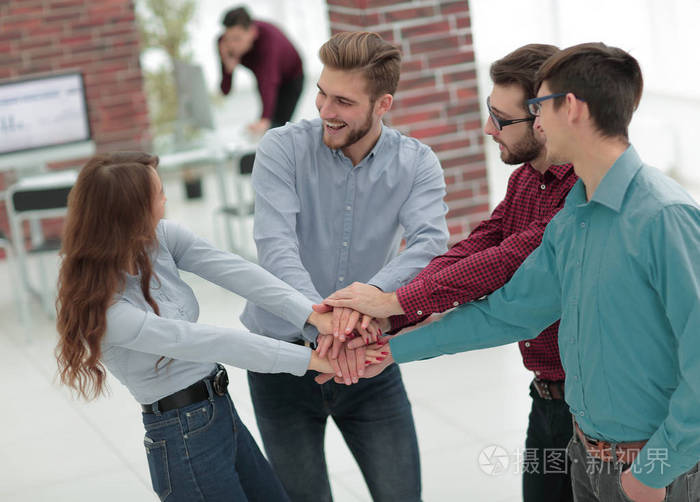 一群人携手合作伙伴协作