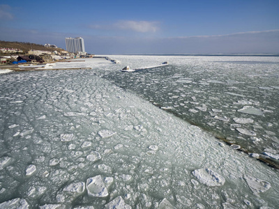 在乌克兰敖德萨冷冻的黑海
