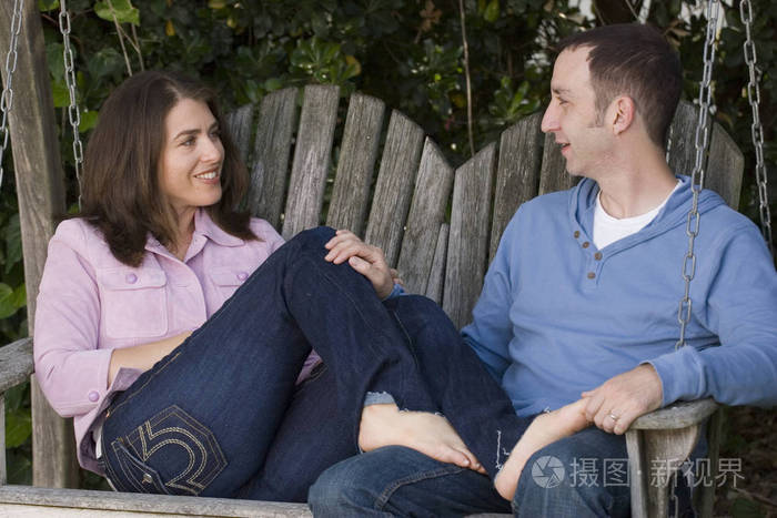 幸福的夫妇坐在长椅上外