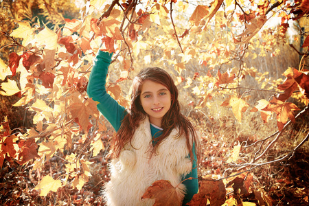 秋孩子姑娘轻松在秋天森林