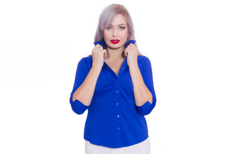 白色背景下的蓝色美丽：经商工作室的年轻女性模特肖像