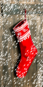 圣诞袜。雪花与落雪只红色的袜子