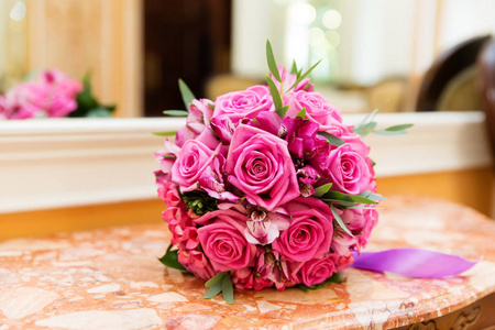 新娘的粉红色玫瑰花束图片