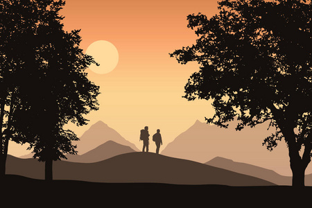二个游人与背包在山风景与落叶森林, 在橙色天空下与太阳媒介