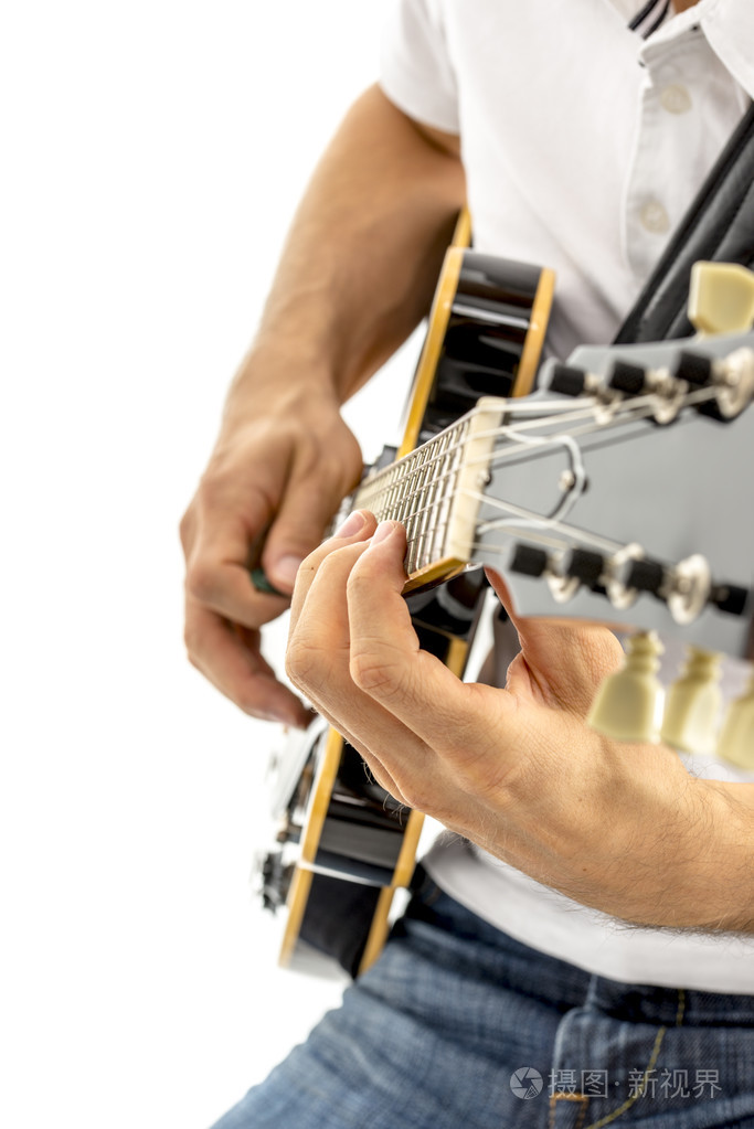 弹吉他的爵士吉他手的特写