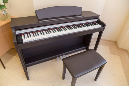 现代木制黑钢琴音乐教室里图片
