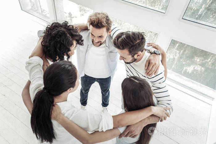 友善的人站在圈子里