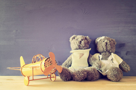复古玩具飞机和可爱的泰迪熊夫妇的照片