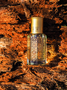 阿拉伯 oud attar 香水或 agarwood 油香料在迷你瓶