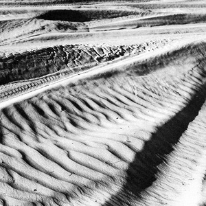 阿曼沙漠的沙子和方向组织一些车轨道